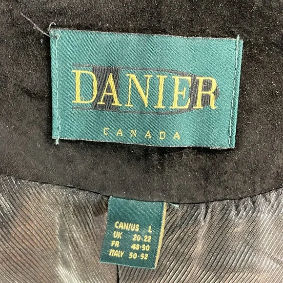 Large Danier suede leather classic black blazer. Quality staple piece. Canadian - Picture 8 of 17